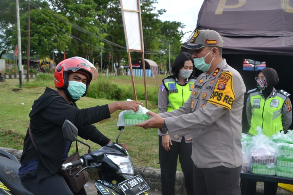 Polres Kubar Bagikan Ratusan Takjil Sambil Sosialisasikan Larangan Mudik Guna Cegah Penyebaran Covid-19 12 1