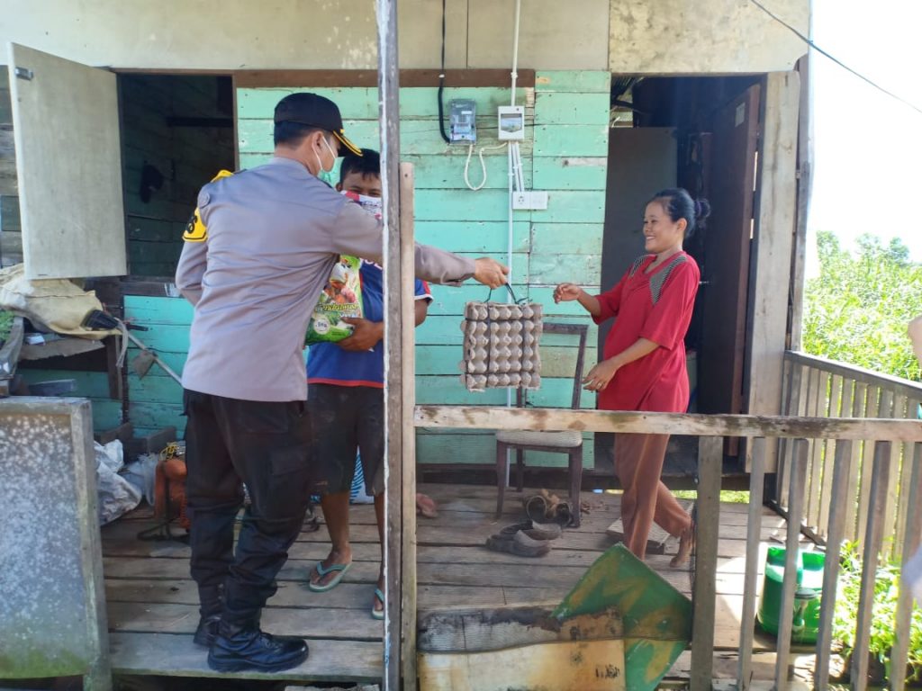 Demi Penuhi Kebutuhan Pangan Warga Terdampak Virus Covid – 19, Kapolres Kutim Turun Tangan Untuk Berikan Bantuan Paket Sembako 12 14