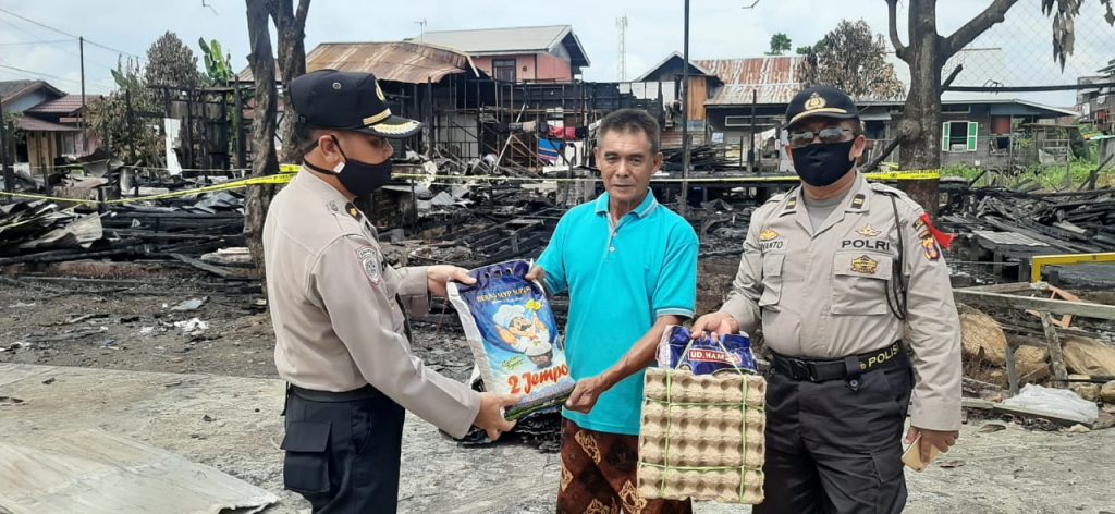 Wujud Kepedulian Polri, Polres Kukar Beri Bantuan Sembako kepada Korban Kebakaran 13 9
