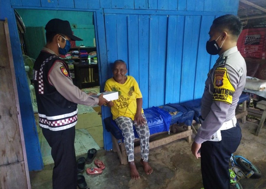 Peduli Dengan Kaum Dhuafa dan Warga Kurang Mampu Terdampak Covid-19, Polsek Sepaku Bagikan Nasi Kotak 13