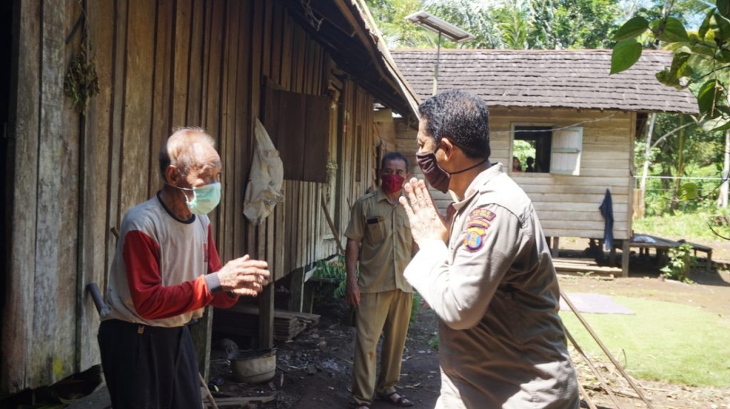 Polri Peduli Covid-19, Polres Kubar Bagikan Puluhan Paket Sembako Kepada Masyarakat di Daerah Perbatasan 14 2
