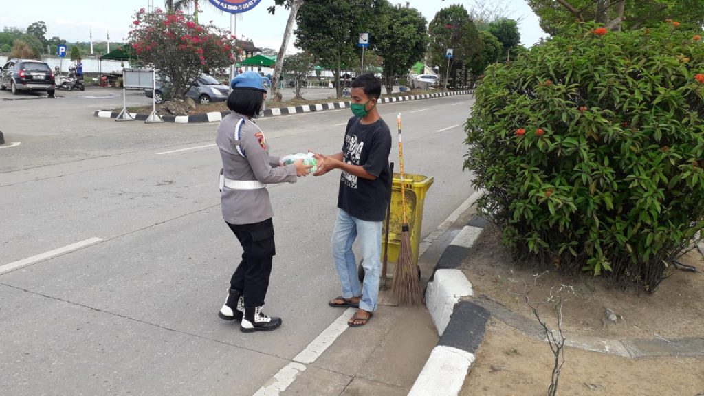 Peduli Terdampak Covid-19, Personil Polres Kukar Bagikan Takjil kepada Penyapu Jalan Hingga Pengendara Bermotor 14 7