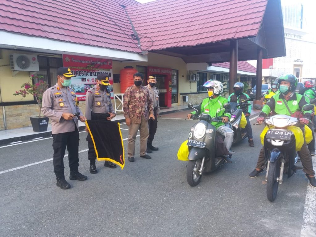Bersama Ojek Online, Polresta Balikpapan Salurkan Ratusan Bungkus Makanan Kepada Masyarakat Terdampak Covid-19 15