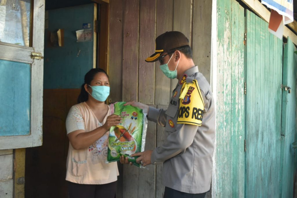 Bulan Penuh Berkah, Kapolres Kutim Bagikan Sembako Kepada Warga Kurang Mampu 16 4