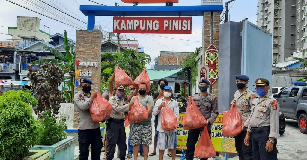 Bantu Masyarakat Terdampak Covid-19 , Satbrimob Polda Kaltim Dirikan Dapur Lapangan 2 13
