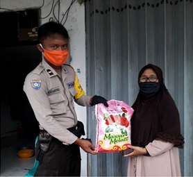Peduli Warga Binaan Yang Terdampak Covid-19, Bhabinkamtibmas Polsek Bontang Selatan Berikan Bantuan Sembako 2 15