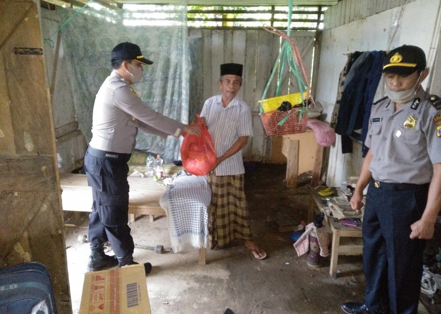 Bakti Sosial Polri Ditengah Covid-19, Polsek Sepaku Berikan Sembako Kepada Warga Yang Kurang Mampu 20200501 045237PM org 900x640 1