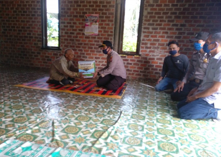 Peduli Dampak Covid-19, Polsek Sepaku Bagikan Sembako Kepada Warga Kurang Mampu 20200515 092756AM org 900x640 1
