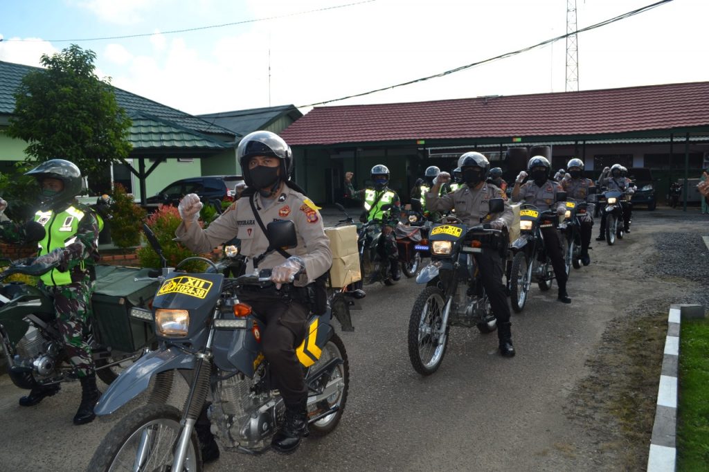 Door To Door System, Polres Paser dan Kodim 0904/TNG Bagikan Ratusan Paket Sembako Kepada Warga Terdampak Covid-19 4 3