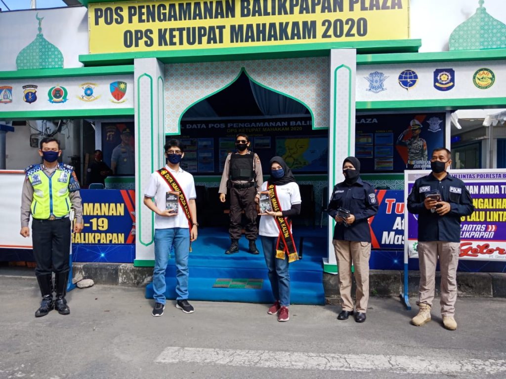 Gandeng Duta Humas, Bid Humas Polda Kaltim Bagikan Masker dan Leaflet Maklumat Kapolri Kepada Masyarakat 4 6