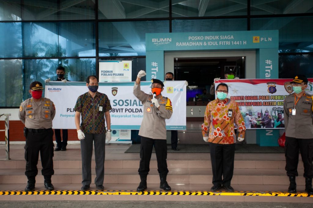 Sinergitas Polda Kaltim Bersama Mitra Obvitnas, Salurkan 820 Sembako dan 1.300 Masker Kepada Warga Terdampak Covid-19 5 3