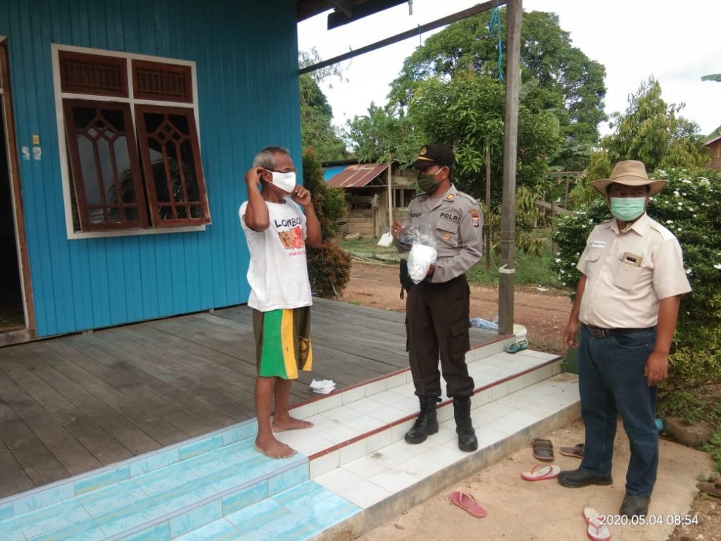 Polsek Kongbeng Polres Kutim Bagikan Ratusan Masker Kepada Warga Desa Miau Baru 6 1