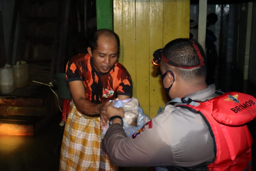 Banjir Ditengah Pandemi Covid-19, Tim SAR Brimob Kaltim Bagikan Nasi Bungkus Kepada Warga Terdampak Hingga Malam Hari 6 13