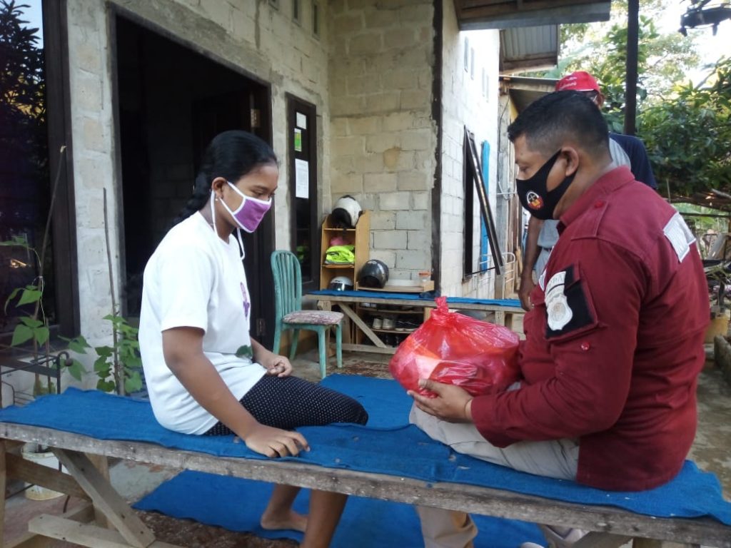 Inisiatif Mandiri Bantu Warga Terdampak Covid-19, Aiptu Sangidun Bagikan Puluhan Paket Sembako Kepada Warga 6 2