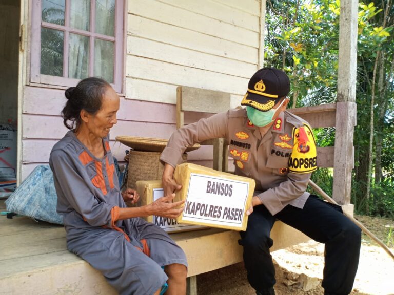 Wujud Kepedulian Ditengah Pandemi Covid-19, Kapolres Paser Bagikan Paket Sembako Kepada Warga Kurang Mampu 6