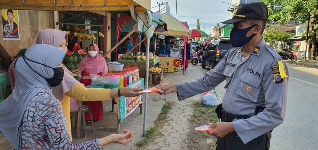 Cegah Penularan Covid-19, Sat Binmas Polres Kutai Timur Bagikan 400 Masker Kepada Para Pengguna Jalan 8 1