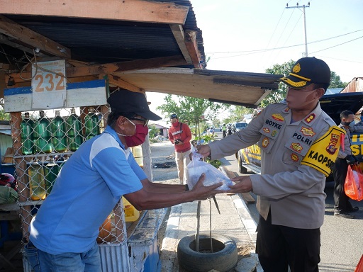 Peduli Covid-19, Kapolres Bontang Bagi Takjil Dengan Door To Door System 8 3