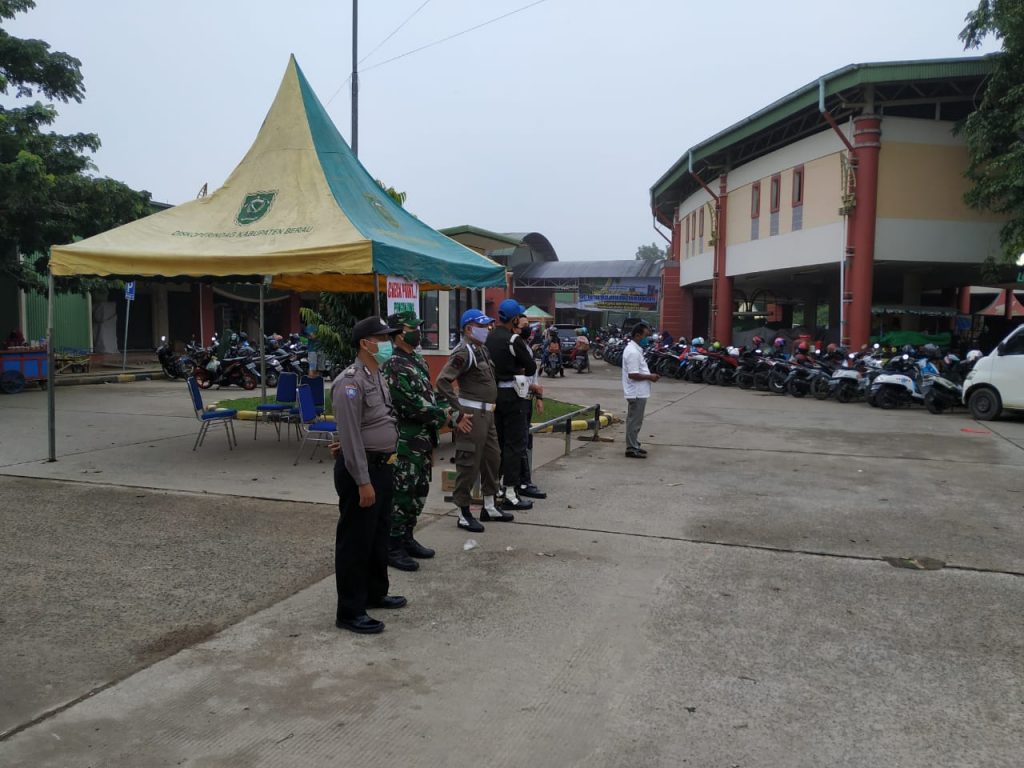 Polres Berau dan Aparat Gabungan Laksanakan Penertiban, Cegah Kerumunan Warga Ditengah Pandemi Covid-19 8 7