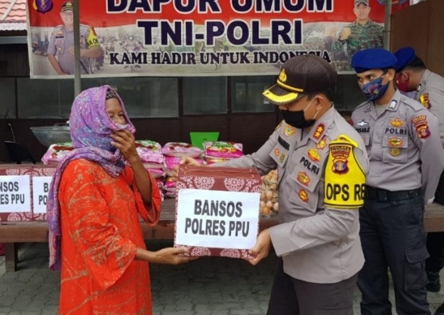 Wujud Kepedulian Polri Ditengah Pandemi Covid-19, Kapolres PPU Bagikan Bantuan Sembako Kepada Masyarakat 8