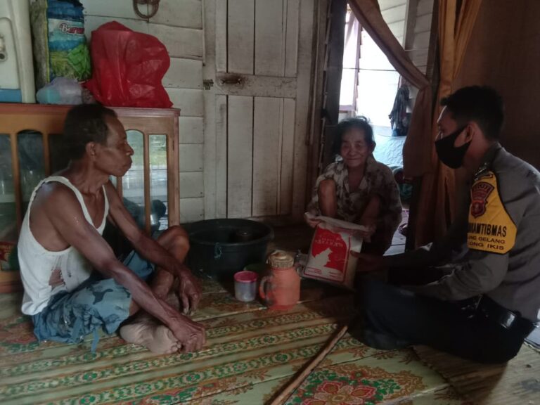 Polri Peduli Covid-19, Bhabinkamtibmas Polres Paser Bagikan Paket Sembako ke Rumah Warga 9 1