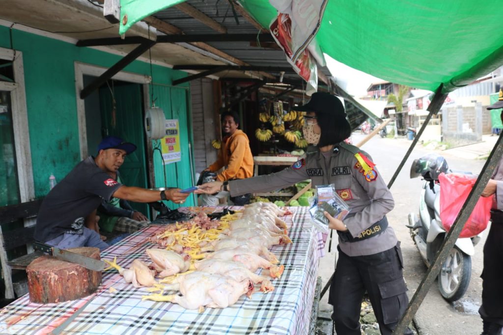 Antisipasi Penyebaran Virus Corona, Polres Berau Bagikan Ratusan Masker di Pasar 9 2
