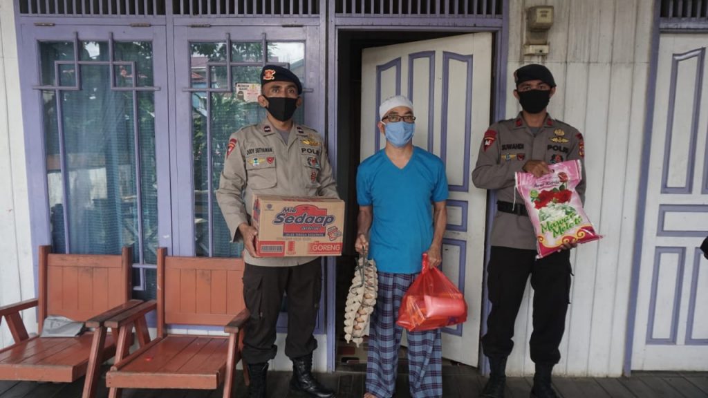 Raih Keberkahan Di Bulan Suci Ramadhan, Batalyon B Pelopor Salurkan Sembako Kepada Warga Terdampak Covid-19 9 4