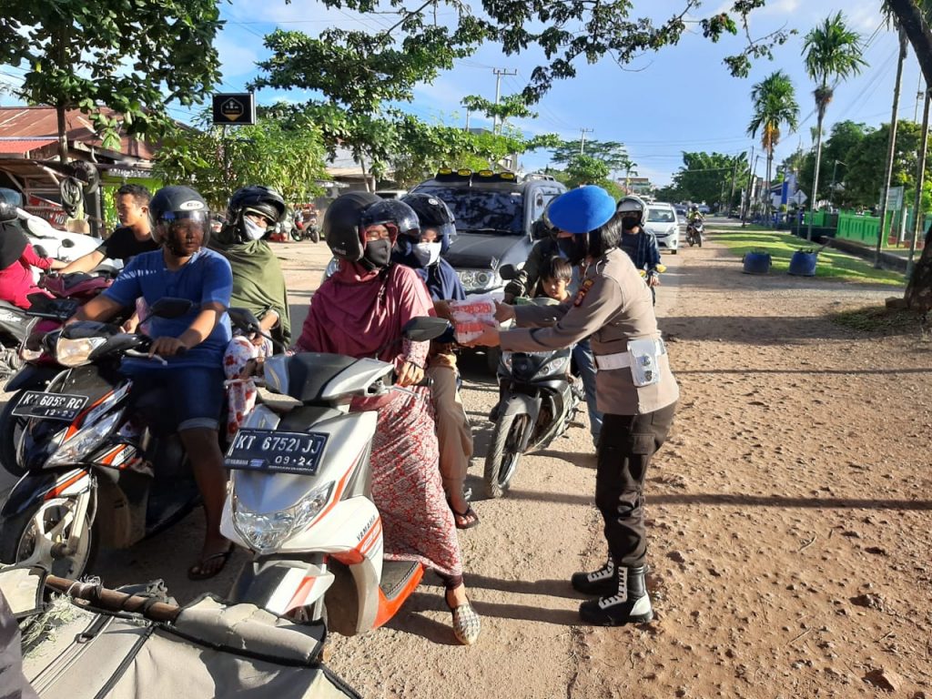 Indahnya Berbagi Dibulan Suci Ramadhan, Polres Kutim Bagikan Puluhan Takjil kepada Pengguna Jalan 9 6