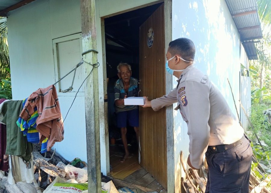 Wujud Kepedulian, Personil Polsek Babulu Bagikan Makanan Berbuka Puasa Kepada Kaum Dhuafa IMG20200506164043 900x640 1