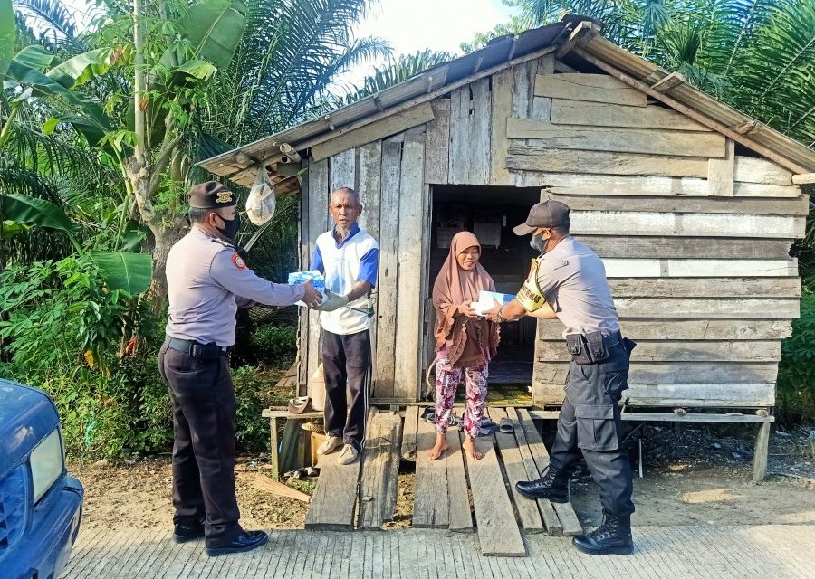 Program Peduli Sosial, Bhabinkamtibmas Polsek Babulu Bagikan Takjil dan Nasi Kotak Kepada Warga Kurang Mampu IMG20200508163557 900x640 1