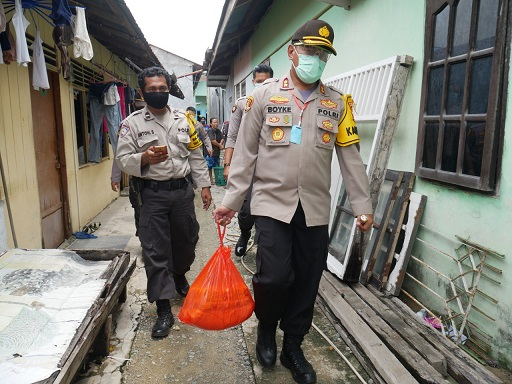 Kapolres Bontang Turun Langsung Bagikan Bantuan Sembako Untuk Warga Yang Tak Tercover Bansos Screenshot 2020 05 01 Polri Peduli Polres Bontang Sisir Rumah Warga dan Bagikan Sembako – SITUS RESMI POLRES BONTANG