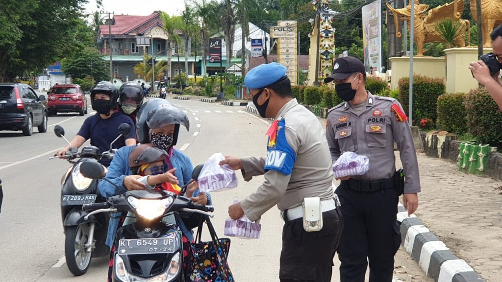 Bulan Ramadhan, Polres Kukar Bagikan Takjil dan Sampaikan Himbauan Pencegahan Covid-19 WhatsApp Image 2020 04 30 at 15.21.56