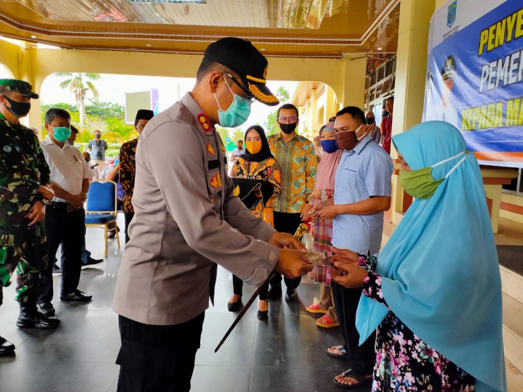 Kawal Penyaluran Dana Bansos Untuk Warga Yang Terdampak Covid-19, Kapolres Paser Pastikan Berjalan Aman dan Transparan WhatsApp Image 2020 05 02 at 15.18.26