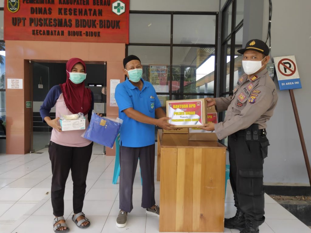 Peduli Petugas Kesehatan, Polres Berau Salurkan Bantuan APD Hingga Ke Perbatasan WhatsApp Image 2020 05 03 at 09.39.34