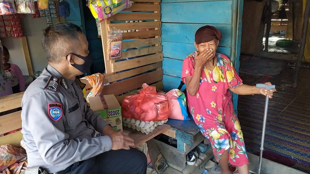 Polri Peduli,Bripka Suratoyo Keliling Bagikan Sembako ke Warga WhatsApp Image 2020 05 04 at 13.59.24