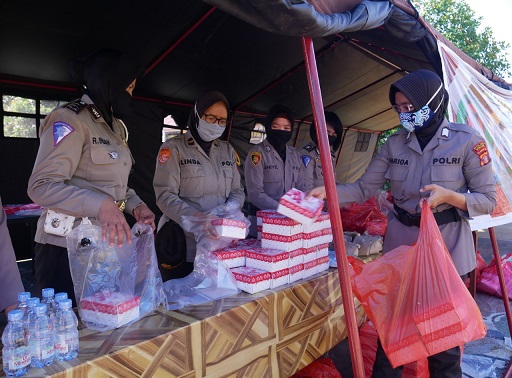 Peduli Covid-19, Polres Bontang Kerahkan 20 Polwan Untuk Bantu Siapkan Makanan di Dapur Umum WhatsApp Image 2020 05 06 at 13.20.59