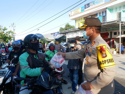 Berkah Ramadan, Polres Bontang Bagikan Ratusan Takjil Kepada Para Pengguna Jalan WhatsApp Image 2020 05 06 at 13.21.54