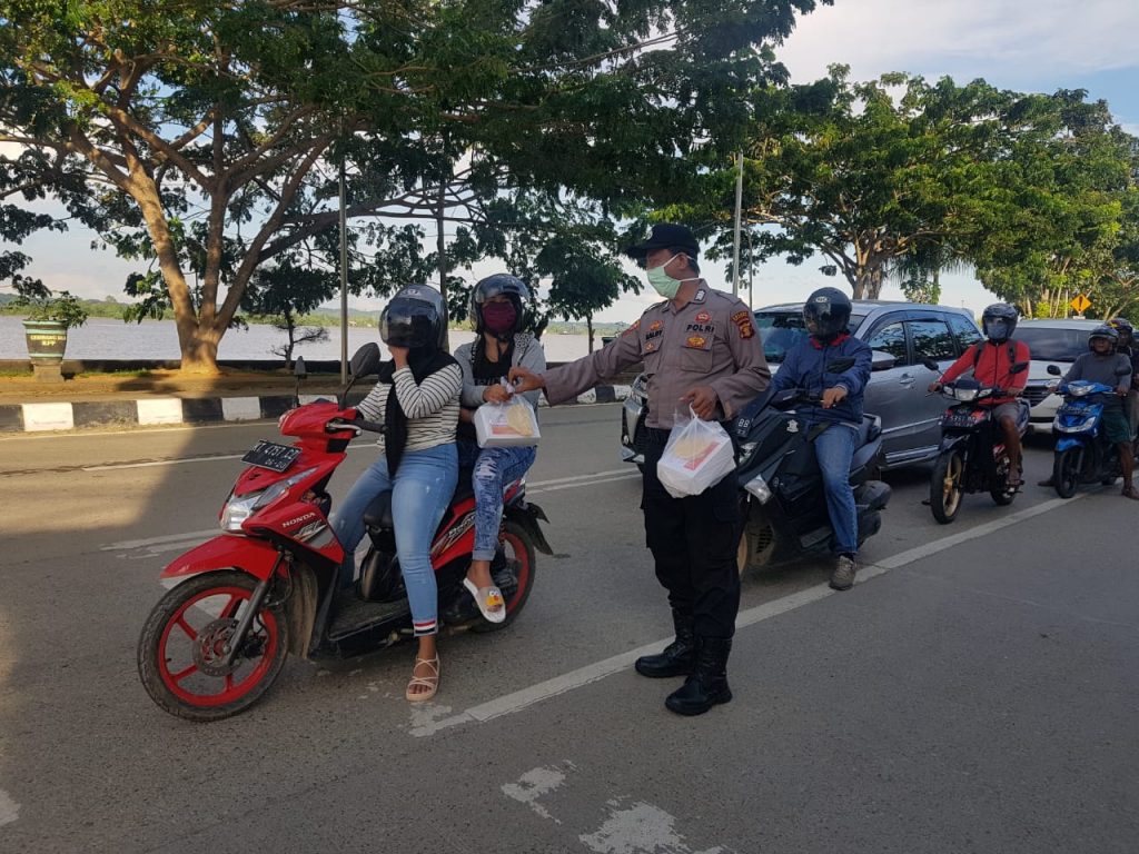 Polres Kukar Bagikan Takjil dan Nasi Kotak Gratis Kepada Masyarakat Jelang Buka Puasa WhatsApp Image 2020 05 07 at 08.50.06