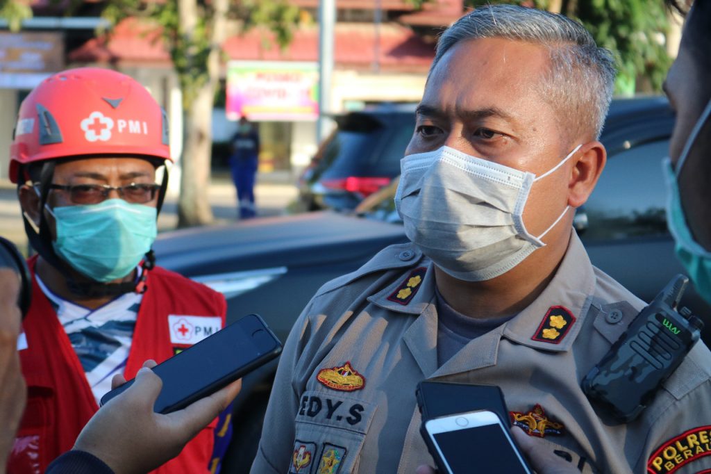 Imbau Masyarakat Tidak Main Petasan, Kapolres Berau : Akan Kami Tindak Tegas Bagi Yang Melanggar WhatsApp Image 2020 05 07 at 09.26.54