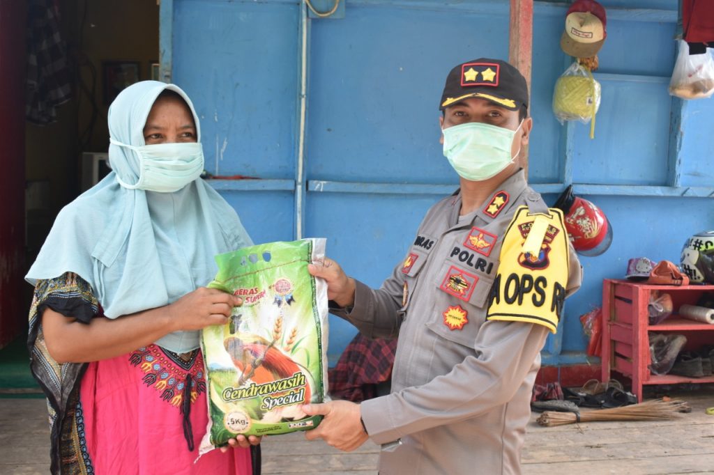 Aksi Polri Peduli, Kapolres Kutim Berikan Bantuan Sembako Kepada Warga di Wilayah Pantai Teluk Lombok WhatsApp Image 2020 05 07 at 10.30.34