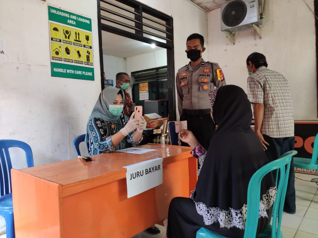Beri Rasa Aman, Polres Berau Kawal Penyaluran Dana BST Untuk Warga Yang Terdampak Covid-19 WhatsApp Image 2020 05 08 at 13.17.45