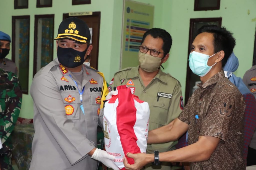 Pastikan Tepat Sasaran, Polresta Samarinda Kawal Penyaluran Bantuan Sembako Pusat Untuk Warga Terdampak Covid-19 WhatsApp Image 2020 05 08 at 15.57.59