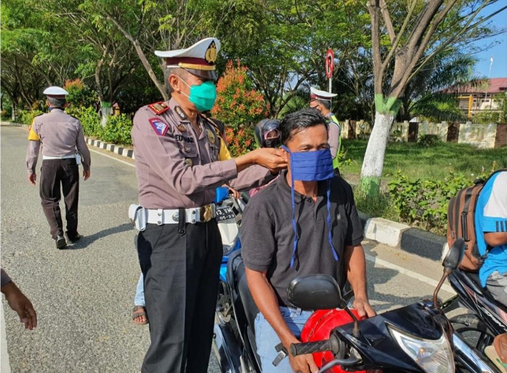 Cegah Penularan Virus Corona, Satlantas Polres PPU Bagikan Masker Kepada Pengguna Jalan WhatsApp Image 2020 05 09 at 07.12.17