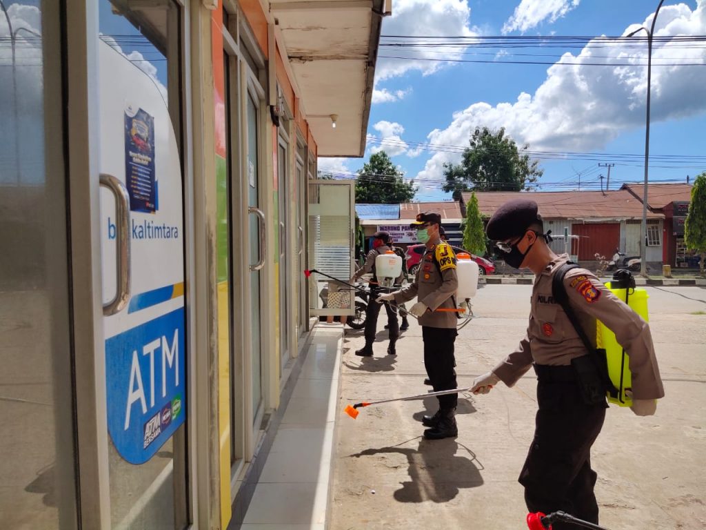 Cegah Penyebaran Virus Corona, Polres Kutim Kembali Semprotkan Disinfektan di Sejumlah Fasilitas Umum WhatsApp Image 2020 05 11 at 10.35.56