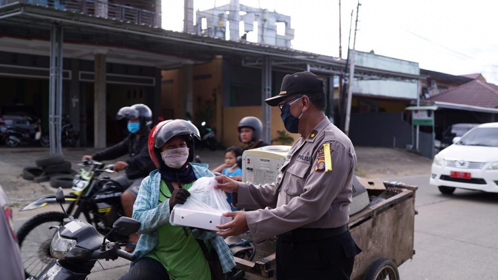 Ditengah Pandemi Corona, Polres Kukar Bagikan Takjil dan Berikan Himbauan Kepada Warga WhatsApp Image 2020 05 11 at 11.30.26