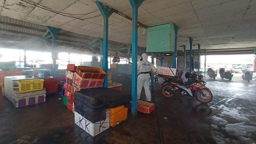 Penyemprotan Antiseptic Oleh Unit Gegana Brimob Polda Kaltim di Tempat Pelelangan Ikan Manggar Balikpapan WhatsApp Image 2020 05 12 at 15.23.49