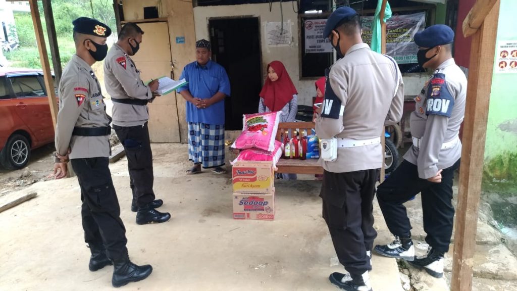 Peduli Dampak Covid-19, Satbrimob Polda Kaltim Berikan Sembako di Panti Asuhan Al-Firdaus WhatsApp Image 2020 05 12 at 17.01.18