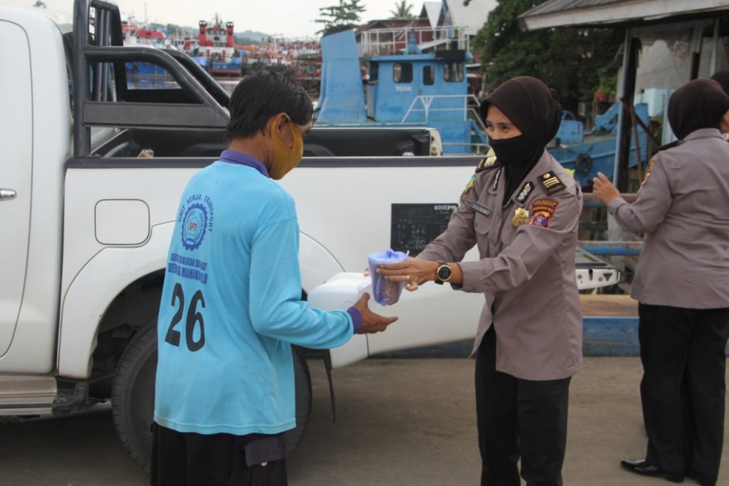 Peduli Sesama, Personil Polresta Samarinda Bagikan Nasi Kotak dan Takjil Kepada Buruh dan Penyapu Jalan WhatsApp Image 2020 05 13 at 17.03.59