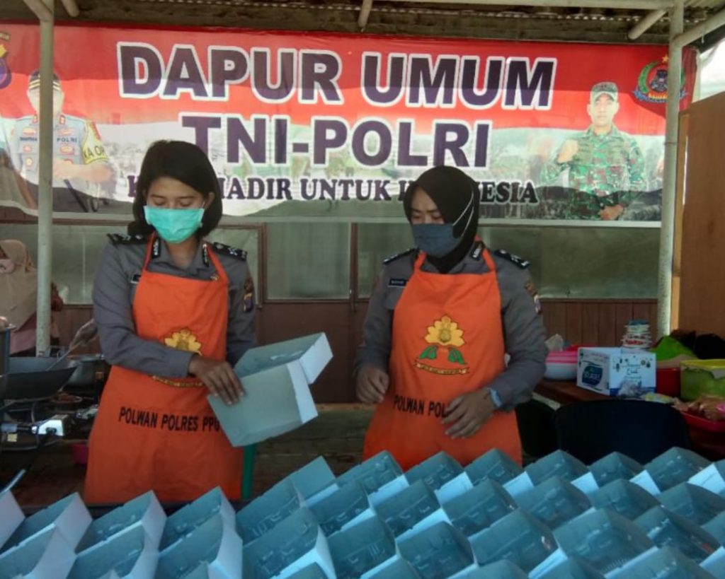 Peduli Covid-19, Polwan Polres PPU Siapkan Ratusan Nasi Kotak di Dapur Umum TNI-Polri WhatsApp Image 2020 05 14 at 10.02.14