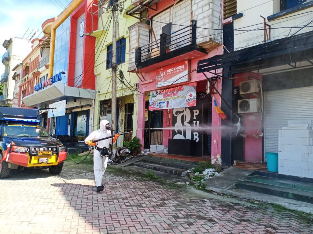 Cegah Penyebaran Covid-19, Unit KBR Den Gegana Brimob Kaltim Semprotkan Disinfektan di Sejumlah Area Publik WhatsApp Image 2020 05 14 at 11.40.17