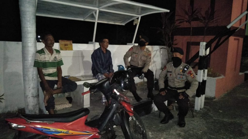 Brimob Imbau Warga Ronda Malam di Gn. Sari Balikpapan Tetap Jaga Kesehatan WhatsApp Image 2020 05 14 at 5.16.39 PM